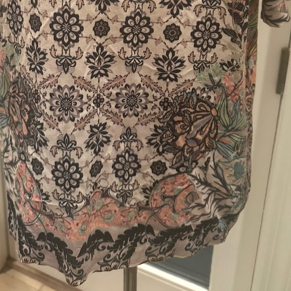 Hale Bob M Floral Short Sleeve Top in NEW Condition Poly/Spandex Blend - Picture 3 of 15